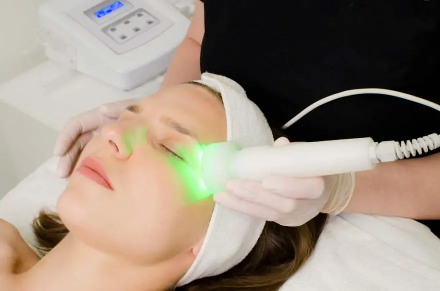 green-light-therapy-879×582